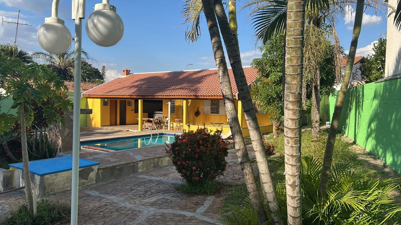 Chácara com piscina e área de lazer completa — foto principal